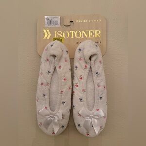 Isotoner Slippers.  White with embroidered flowers. NWT. Size XL.